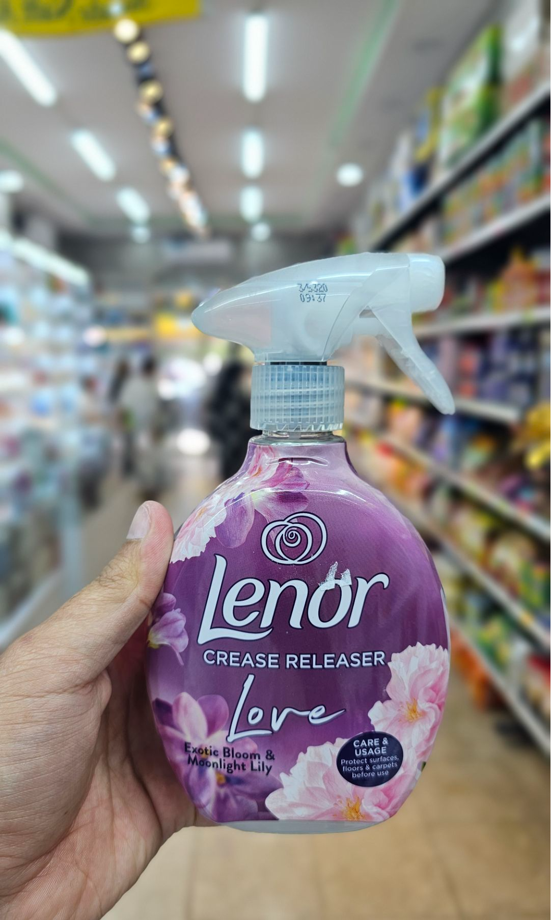 اسپری لنور Lenor ضد چروک و اتو کننده لباس مدل Exotic Bloom حجم (500 میل)