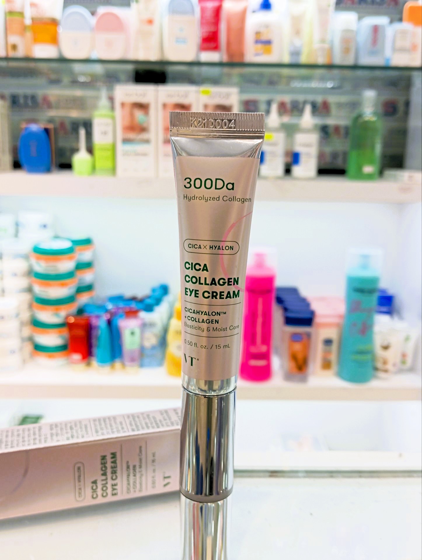 کرم دور چشم ویبره دار سیکا کلاژن VT Cica Collagen Eye Cream ترمیم‌کننده، ضد چروک و ضد پف